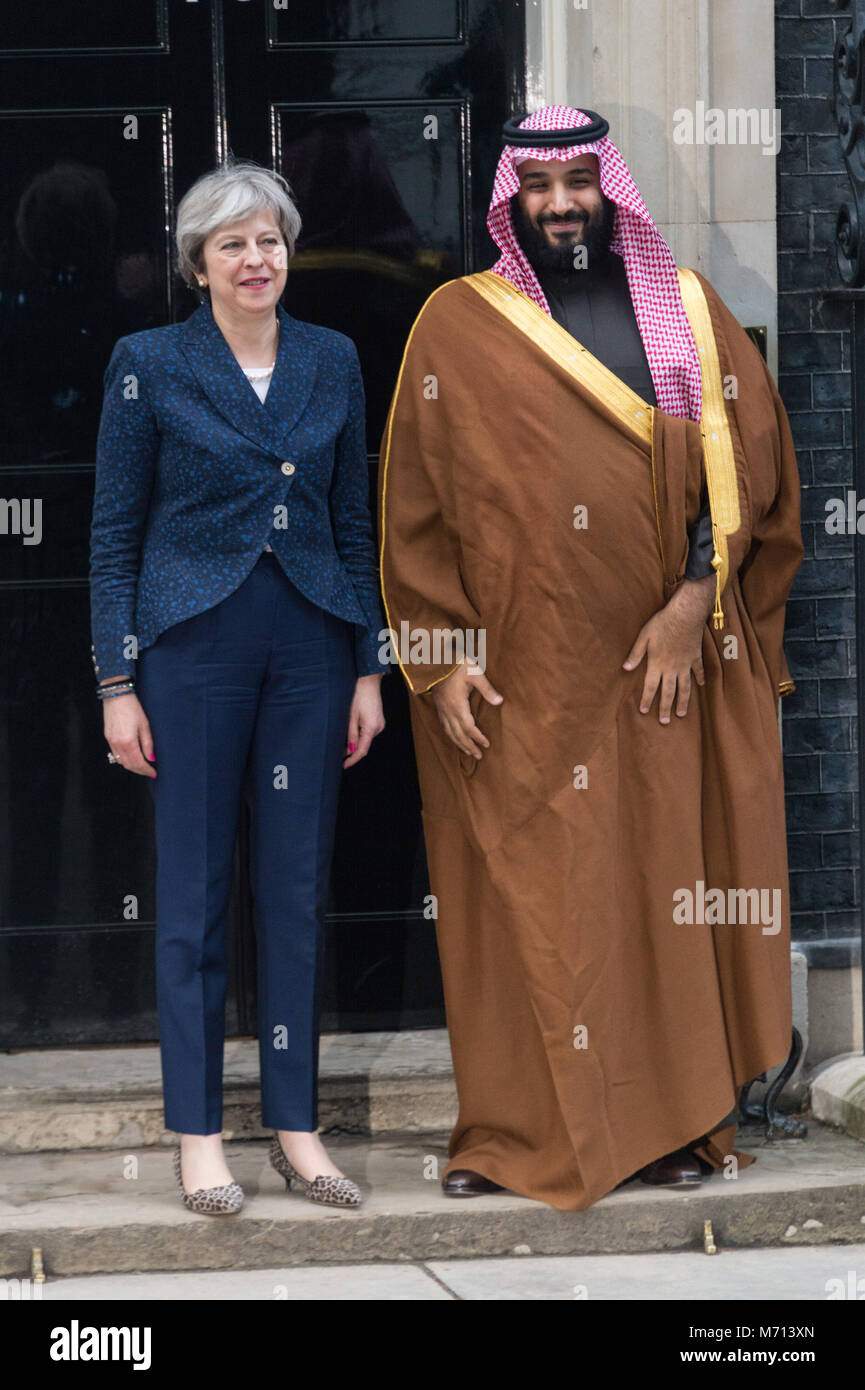 L'Arabie Prince Mohammed bin Salman rencontre le Premier ministre britannique Theresa peut se réunit au n° 10 Downing lors d'une visite d'état. Banque D'Images