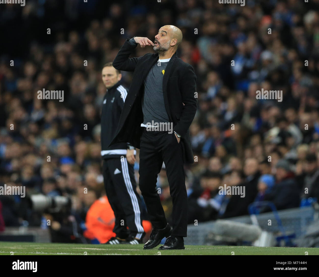 Manchester, UK.Manchester, UK. 7 mars 2018 la Ligue des Champions , série de 16 leg 2, Manchester City contre FC Bâle ; Pep Guardiola manager de Manchester City de donner des instructions à son équipe : Crédit News Images/Alamy Live News Banque D'Images