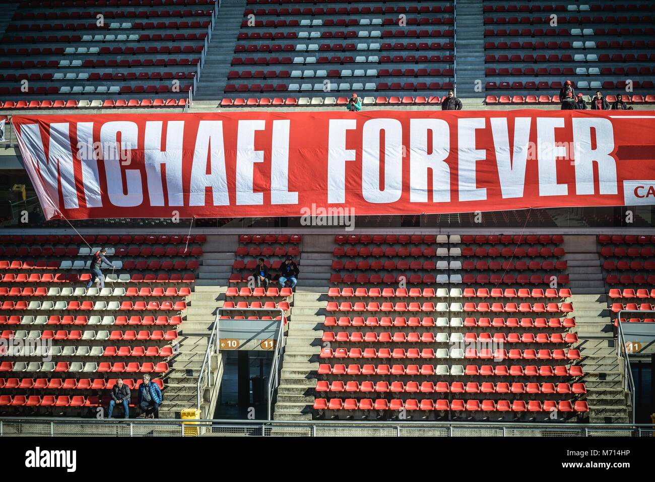 Barcelone, Espagne. 7 mars, 2018 : Ferrari fans accrocher un écriteau géant lecture 'Michael forever' pendant six jours d'essais de Formule Un sur le circuit de Catalunya à l'honneur de l'ex-sept fois Champion du Monde de Formule Un, qui a passé la majorité de sa carrière chez Ferrari, et a subi un traumatisme crânien dans un accident de ski en 2013. Credit : Matthias Rickenbach/Alamy Live News Banque D'Images