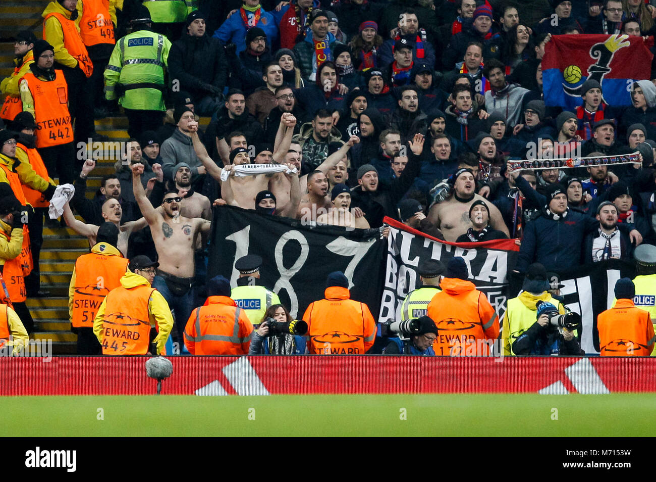 Manchester, UK. 7 mars. En 2018. Fans de Bâle lors de la Ligue des Champions Tour de 16 Correspondance entre Manchester City et le FC Bâle à l'Etihad Stadium le 7 mars 2018 à Manchester, en Angleterre. Credit : PHC Images/Alamy Live News Banque D'Images