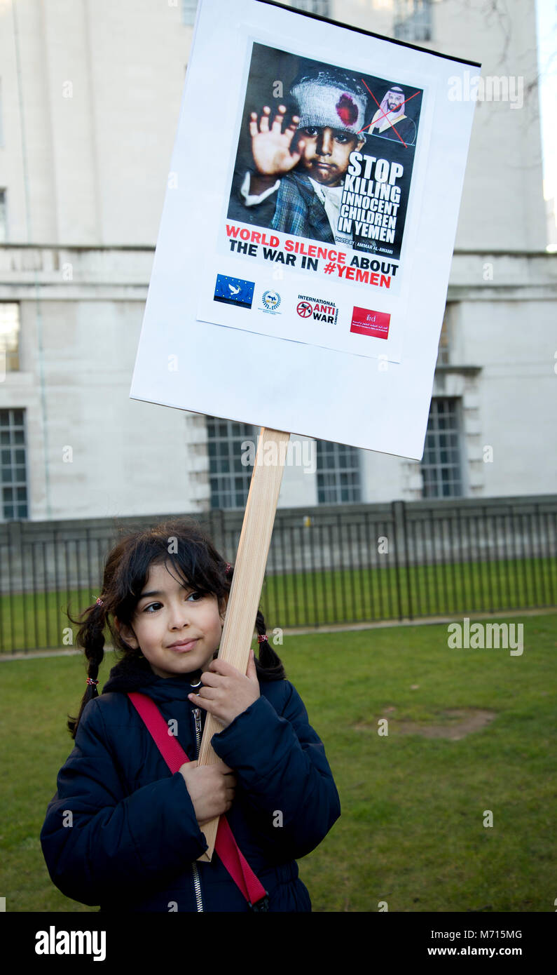 Londres, Royaume-Uni. Le 7 mars 2018. Manifestation à Whitehall (en face de Downing Street) contre la visite du Prince Mohammed bin Salman d'Arabie Saoudite, en raison de violations des droits de l'homme et l'attentat au Yémen. Six ans Fatima avec une pancarte disant 'Stop à tuer des innocents enfants au Yémen". Credit : Jenny Matthews/Alamy Live News Banque D'Images