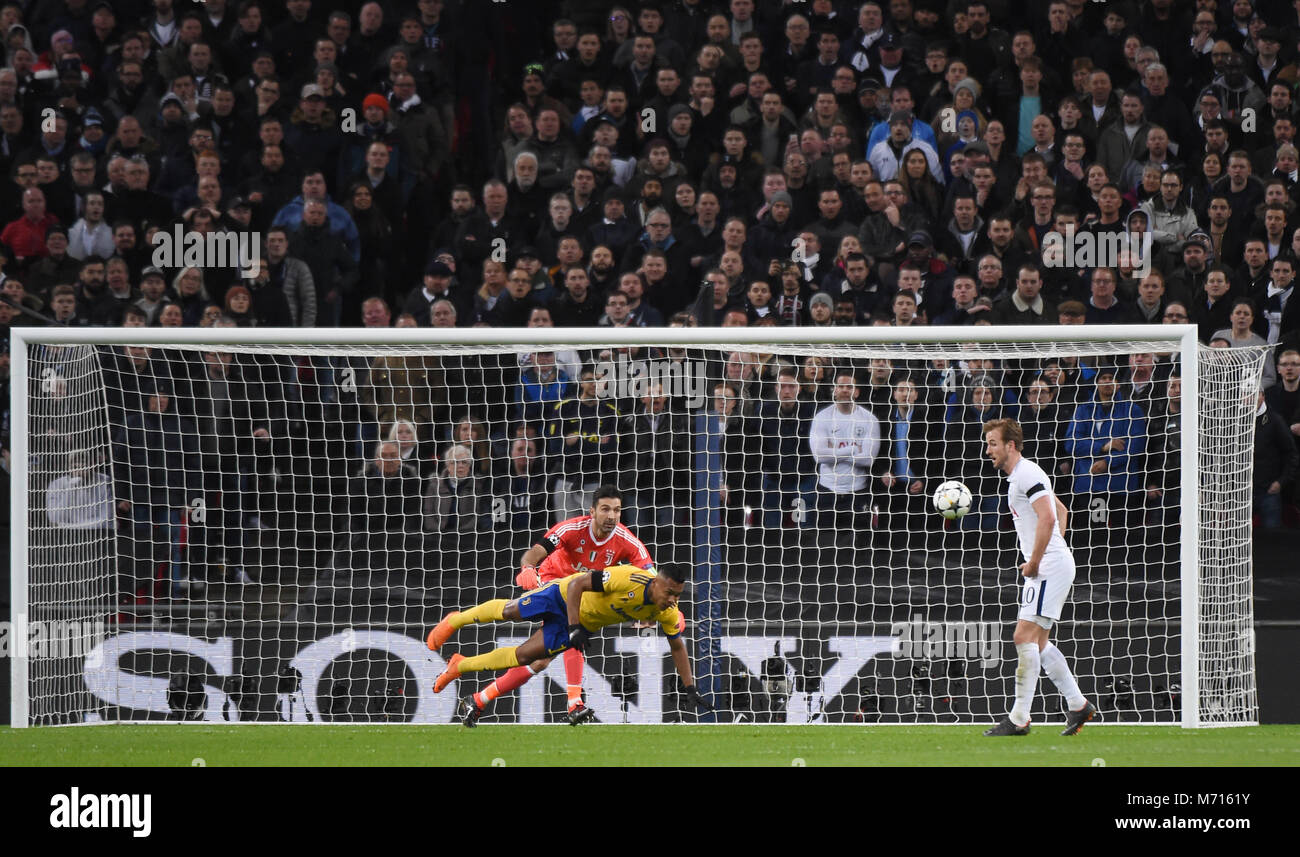 Londres, Royaume-Uni. 7 mars, 2018. Harry Kane, de Tottenham et Douglas Costa de la Juventus lors de la Ligue des Champions Tour de 16 deuxième match de jambe entre Tottenham Hotspur et la Juventus au stade de Wembley le 7 mars 2018 à Londres, en Angleterre. Credit : PHC Images/Alamy Live News Banque D'Images