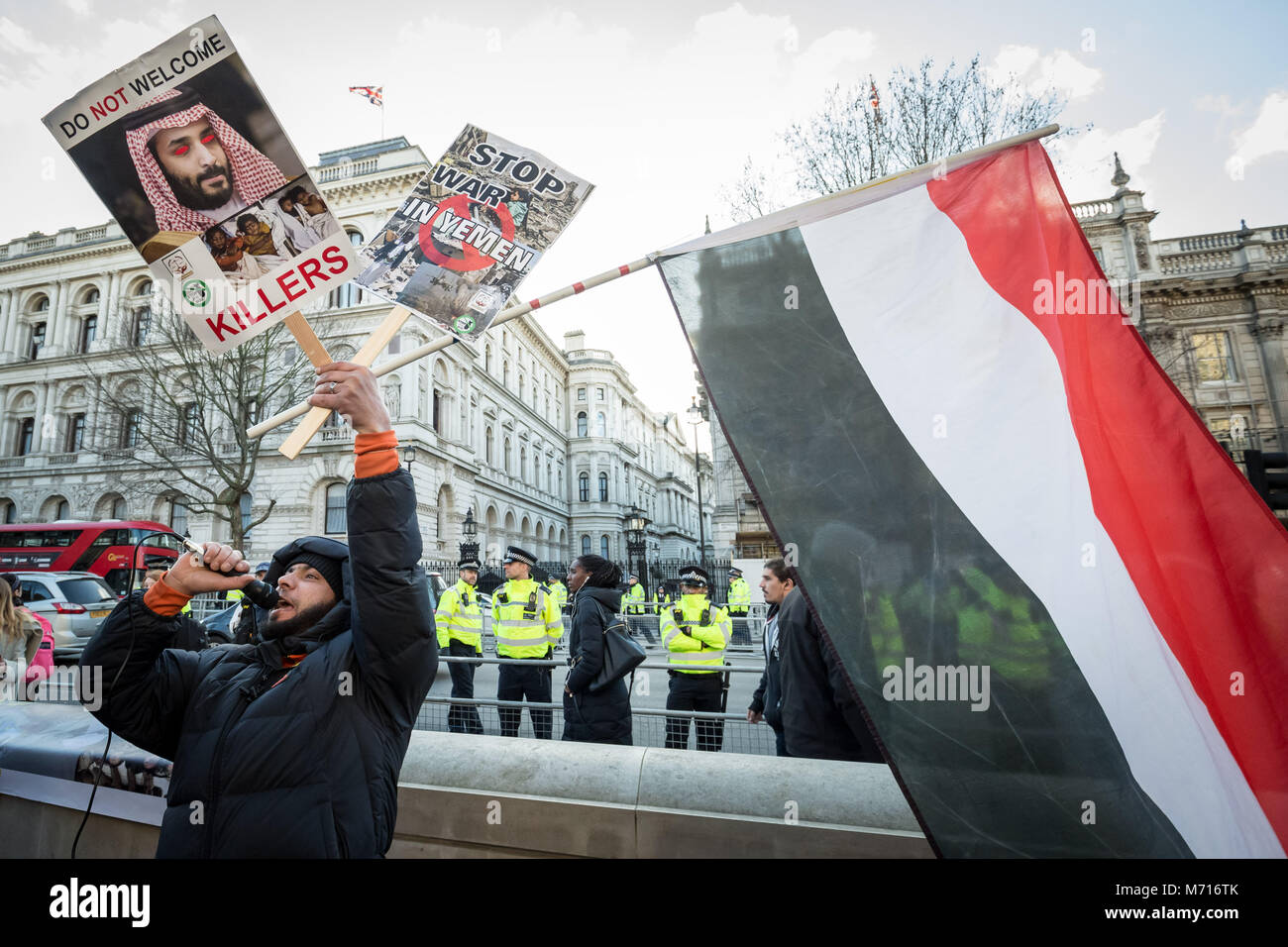 Londres, Royaume-Uni. 7 mars, 2018. Les protestataires manifester contre l'arrivée de Prince Mohammad bin saoudien Salman au 10 Downing Street pour rencontrer le Premier ministre britannique Theresa de mai dans le cadre d'une visite de trois jours au Royaume-Uni. Crédit : Guy Josse/Alamy Live News Banque D'Images