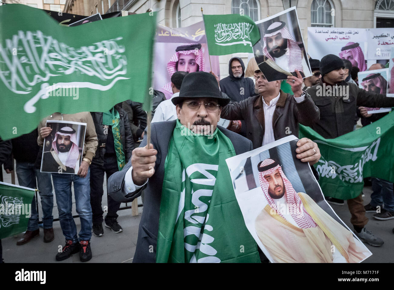 Londres, Royaume-Uni. 7 mars, 2018. British saoudiens fêter l'arrivée du prince saoudien Mohammad bin Salman au 10 Downing Street comme il se réunit avec le Premier ministre britannique Theresa de mai dans le cadre d'une visite de trois jours au Royaume-Uni. Crédit : Guy Josse/Alamy Live News Banque D'Images