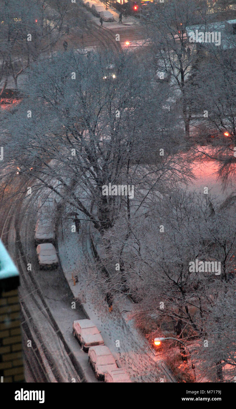 New York, USA. 7 mars .La neige qui tombe dans le Chelsea de Manhattan comme une tempête a frappé aujourd'hui, avec les accumulations de 6 à 10 pouces de neige. Banque D'Images