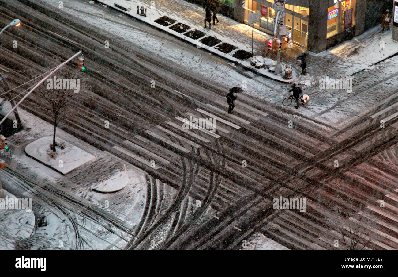New York, USA. 7 mars .les piétons à l'angle de la 8e Avenue et 24e Rue dans le Chelsea de Manhattan font leur chemin comme une tempête a frappé aujourd'hui, avec les accumulations de 6 à 10 pouces de neige. Banque D'Images