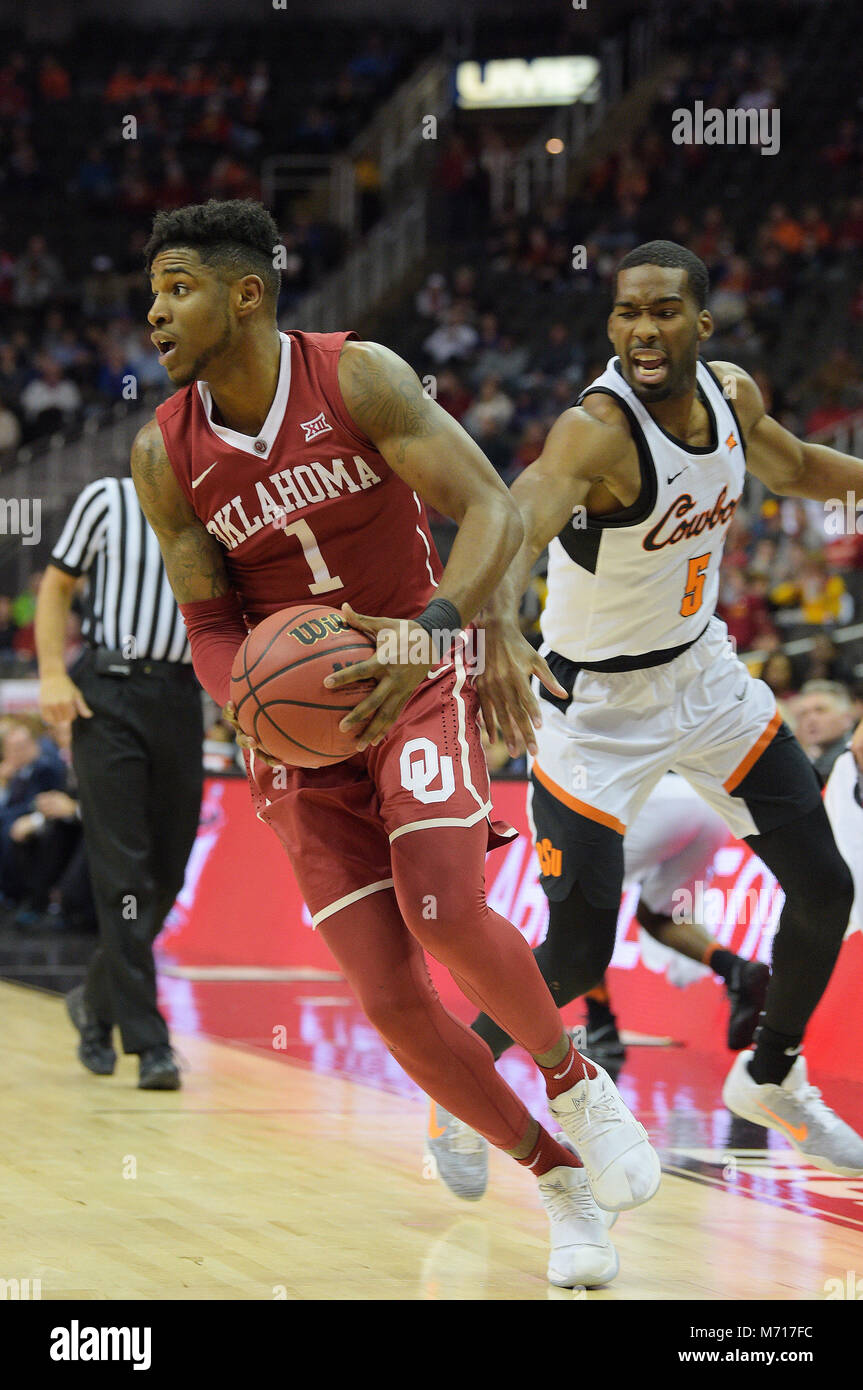 Kansas City, Missouri, États-Unis. 07Th Mar, 2018. Oklahoma Sooners guard Rashard Odomes (1) s'éloigne de l'Oklahoma State Cowboys guard Tavarius Shine (5) dans la première moitié au cours de la 2018 Phillips 66 Big 12 Men's Basketball Championship match entre l'Oklahoma Sooners et l'Oklahoma State Cowboys au Sprint Center à Kansas City, Missouri. Kendall Shaw/CSM/Alamy Live News Banque D'Images