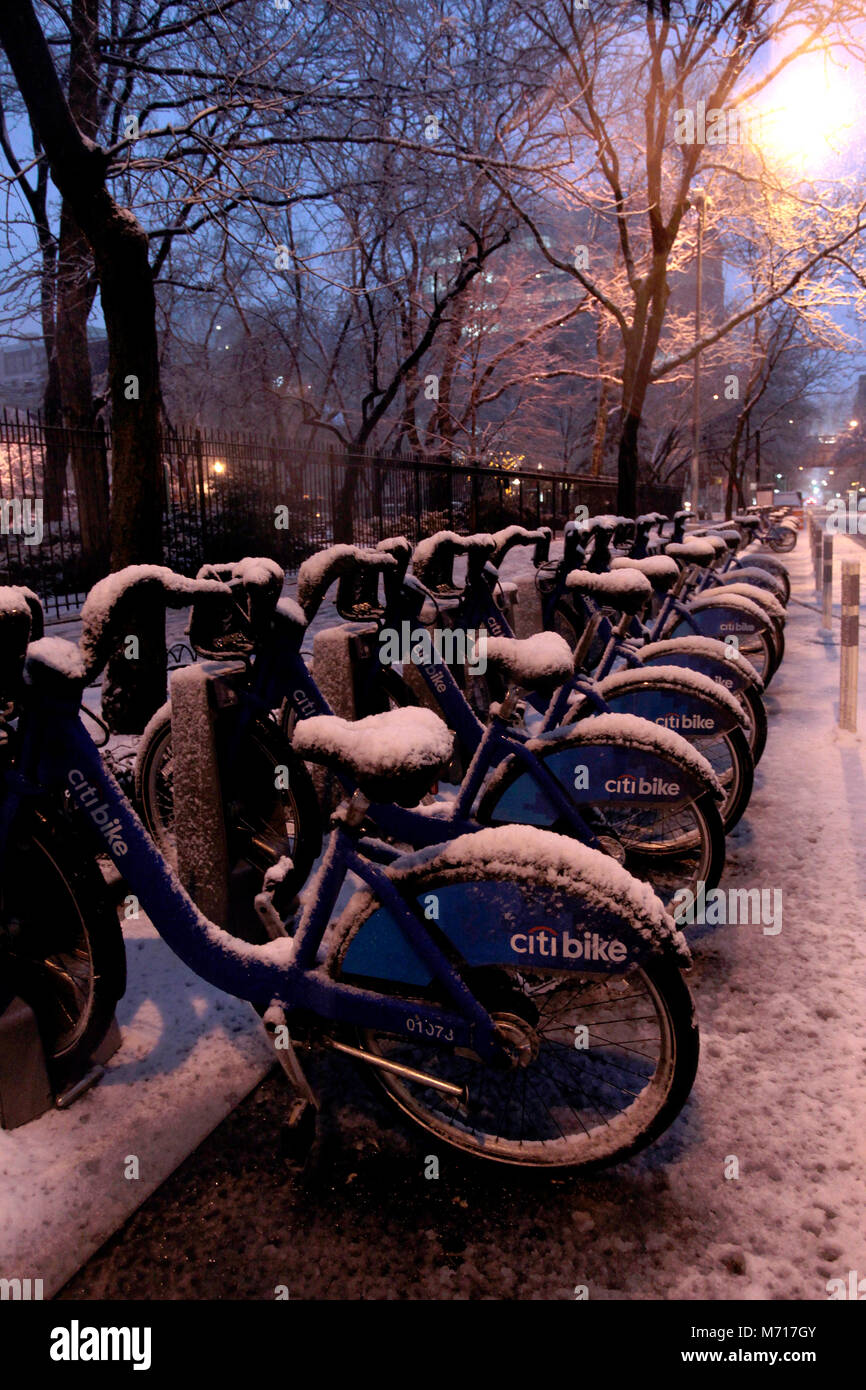New York, USA. 7 mars .La neige qui tombe dans le Chelsea de Manhattan comme une tempête a frappé aujourd'hui, avec les accumulations de 6 à 10 pouces de neige. Banque D'Images