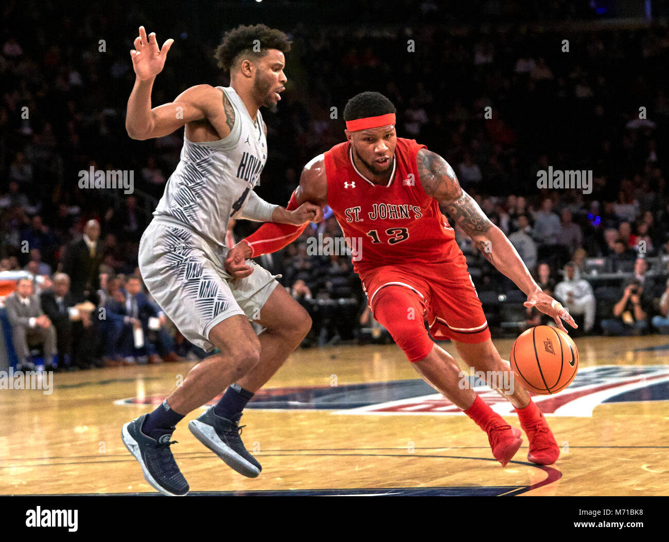 Piscataway, New Jersey, USA. 7 mars, 2018. La Seton Hall Pirates guard Myles Powell (13) pénètre vers le panier comme Georgetown Hoyas guard Jagan Mosley (4) défend dans la seconde moitié lors de premier tour du tournoi de la Conférence Big East au Madison Square Garden de New York. St Johns Georgetown défait 88-77. Duncan Williams/CSM/Alamy Live News Banque D'Images