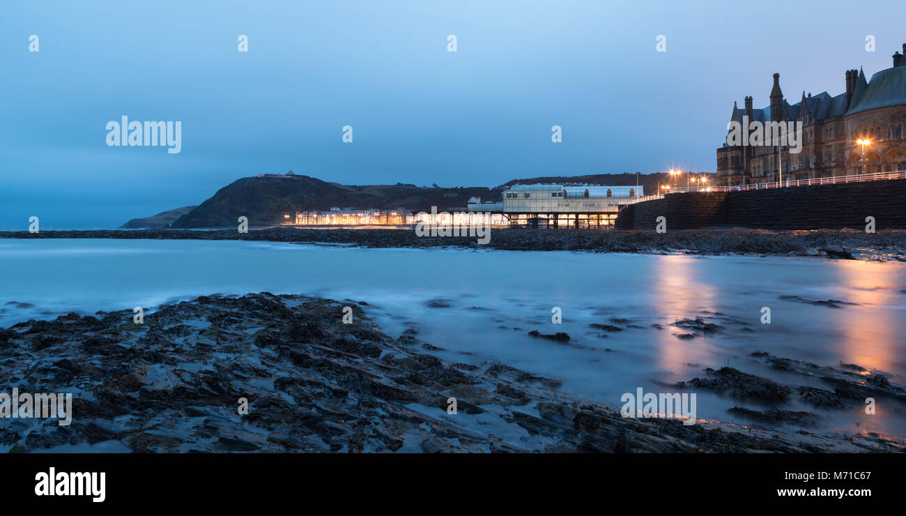 Aberystwyth, Ceredigion, pays de Galles, Royaume-Uni le 08 mars 2018 UK Weather : un matin froid et humide le long du front de mer d'Aberystwyth, à l'aube. Crédit : Ian Jones/Alamy Live News. Banque D'Images
