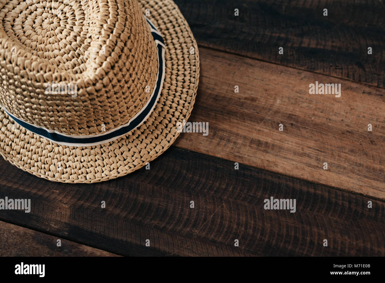 Chapeau de paille sur une table en bois avec copie espace. Banque D'Images