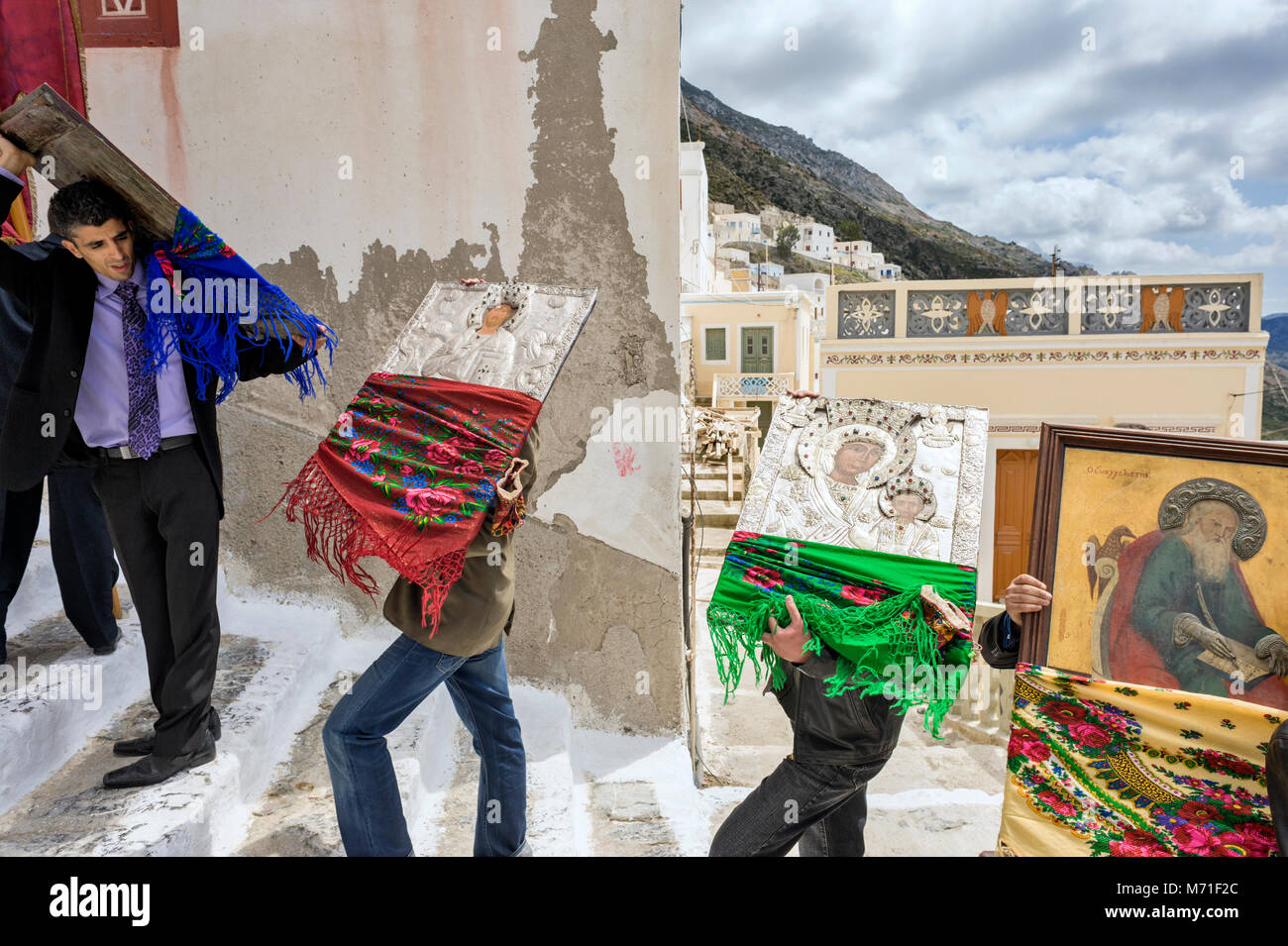 La Grèce, l'Olympos, l'île de Karpathos, procession du mardi de Pâques, les icônes sont à pied dans le village et tout au long de la vallée Banque D'Images