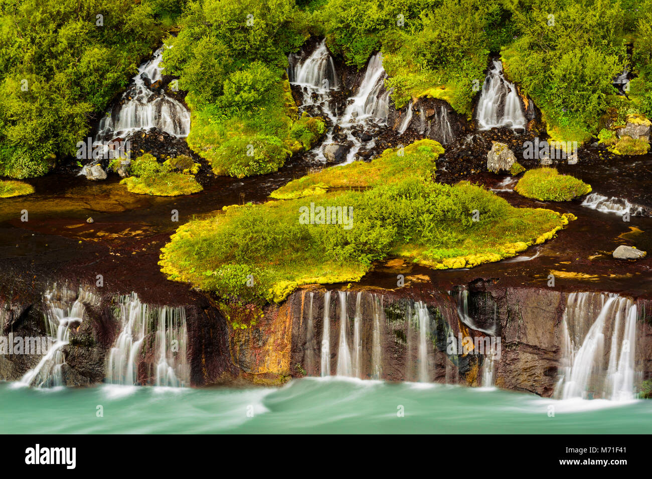 Cascade de fascinantes en Islande. Hraunfossar Banque D'Images