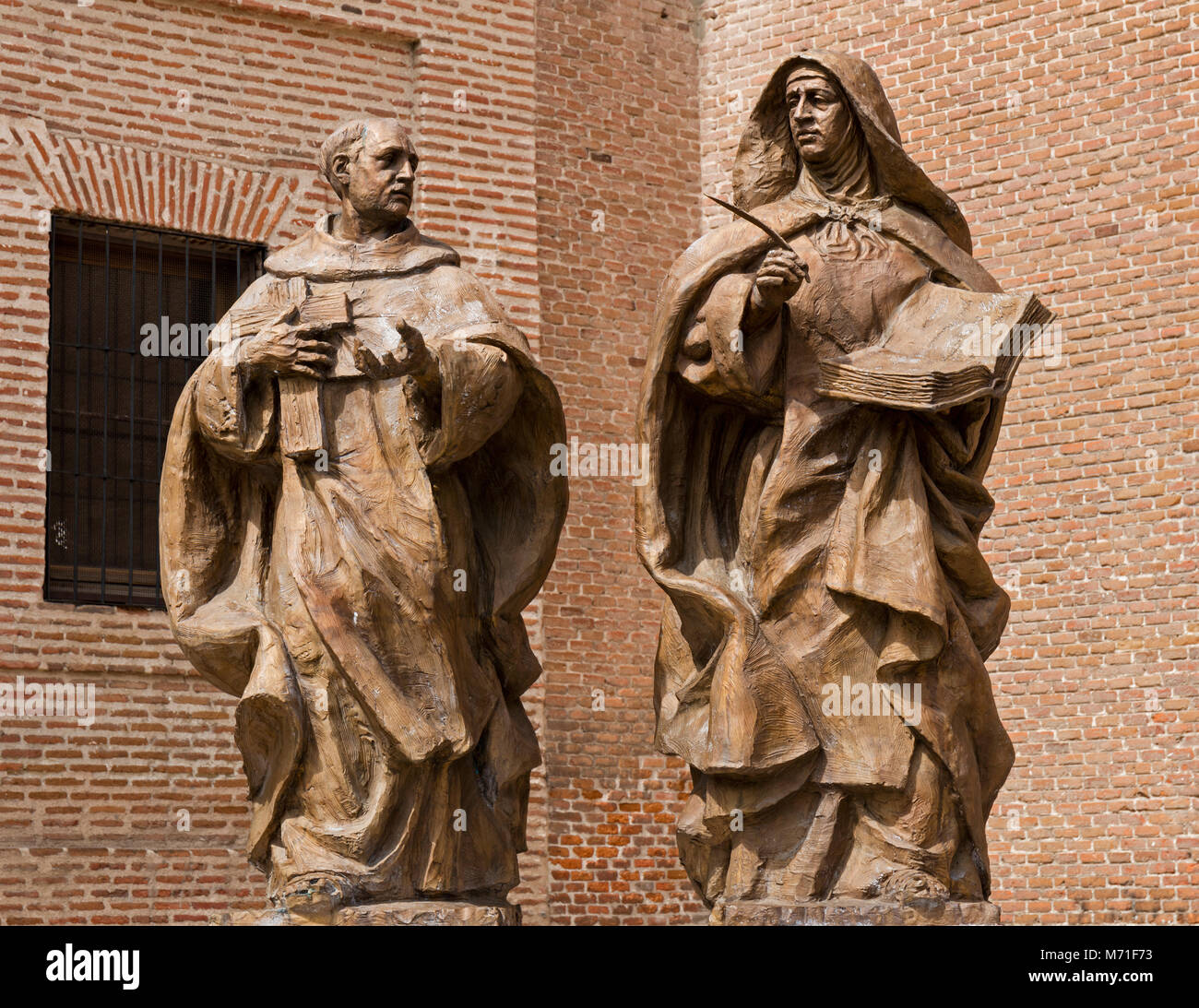 Statue sur la Plaza de San Juan de la Cruz commémorant la première réunion de sainte Thérèse de Jésus (également connu sous le nom de sainte Thérèse d'Avila) et Saint Jean de t Banque D'Images