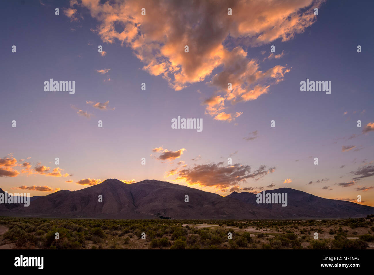 Pueblo Mountain au coucher du soleil, de Pueblo Valley dans le désert, le sud-est de l'Alvord Oregon. Banque D'Images