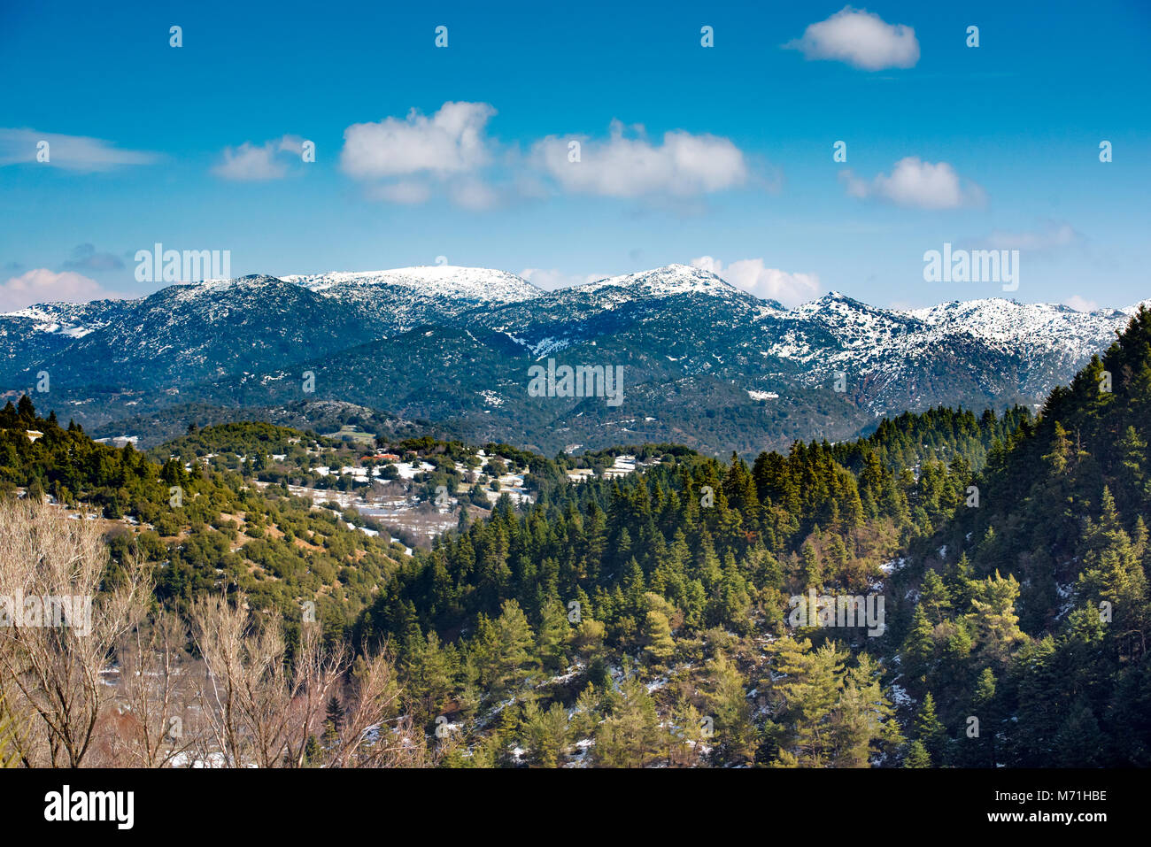 Un grand angle de vue midi ensoleillé d'automne, de neige Mont Helmos couché qui situé dans le Péloponnèse. Grecce.La photo prise à partir de la montagne d'en face n Banque D'Images