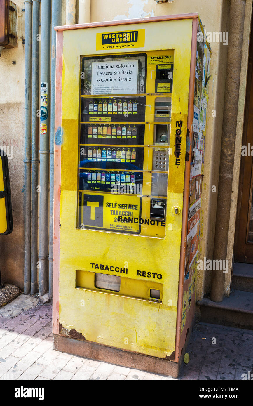 Cefalu, Italie - 8 août 2017 : Ancien distributeur de tabac sur une rue de  Cefalu en Sicile, Italie Photo Stock - Alamy