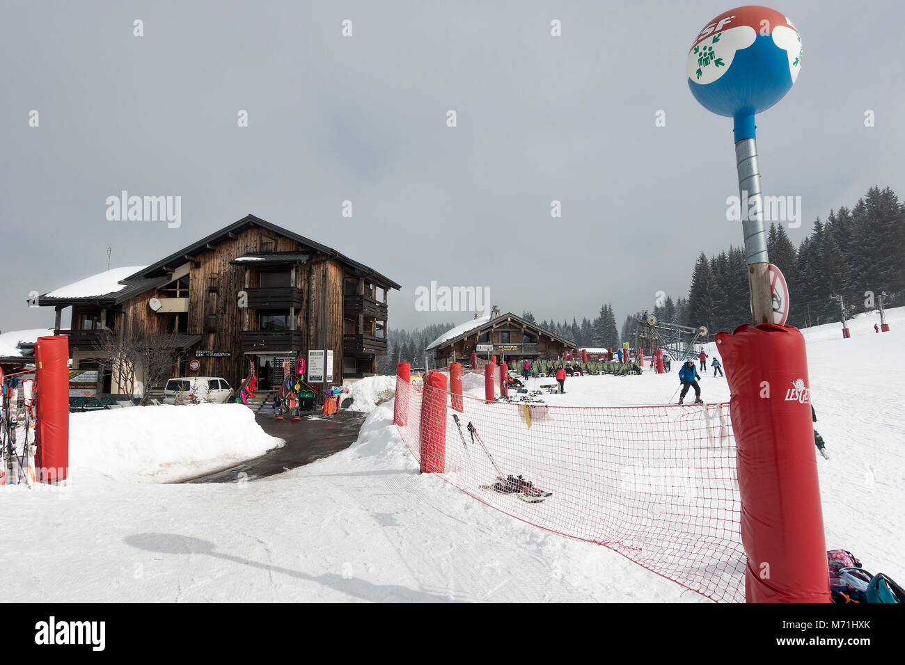 Le style chalet Le Grand cri Bar et Restaurant par les pentes de la station de ski Les Gets dans les Alpes Haute Savoie Portes du Soleil France Banque D'Images