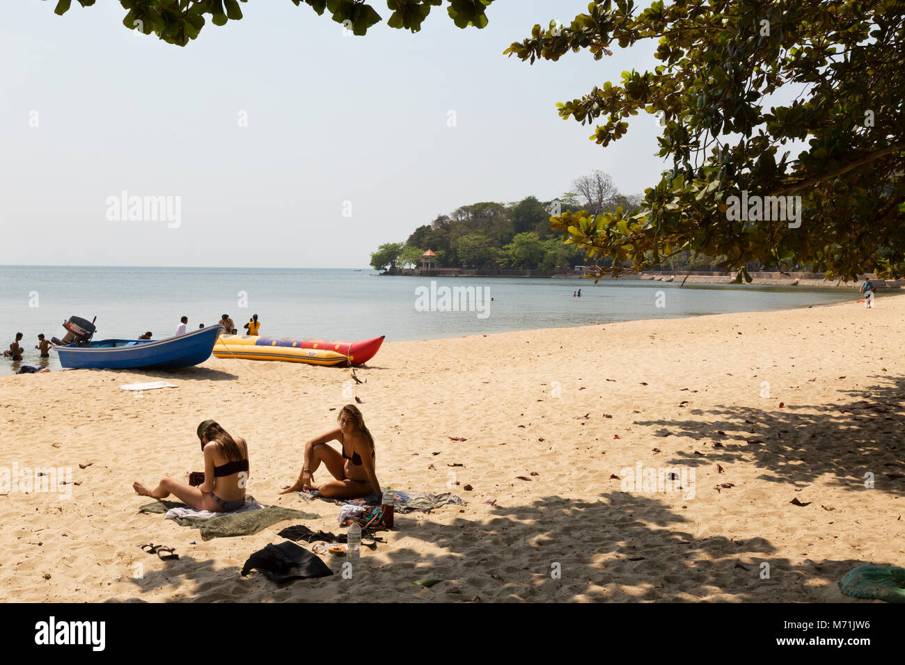 La population locale et les touristes sur la plage de Kep, Kep, la province de Kampot, Cambodge Asie Banque D'Images