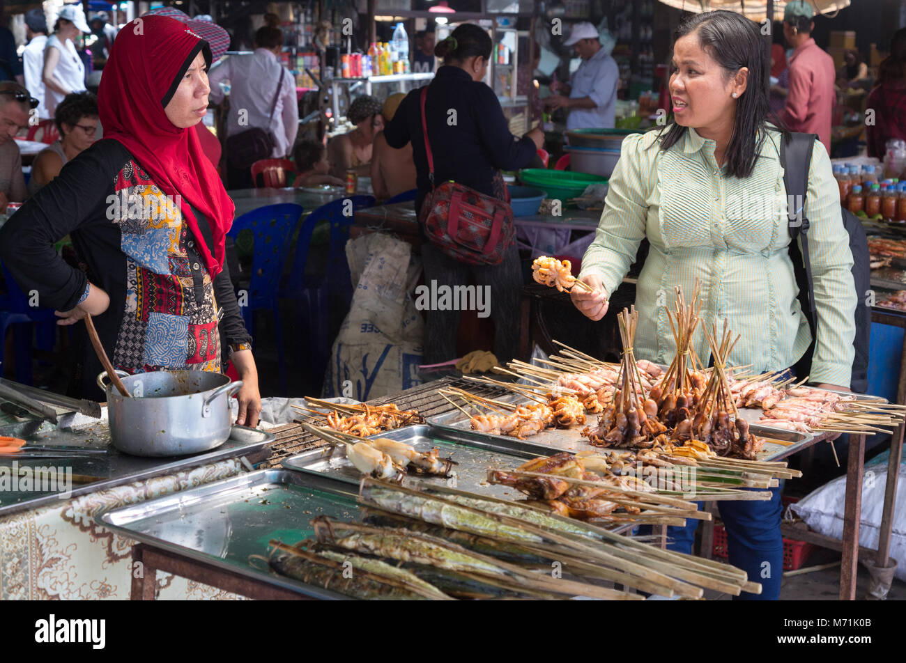 Kep, Cambodge - femme acheter de la nourriture à un décrochage du poisson, Crabe de Kep Kep, le Cambodge, l'Asie du Sud Est Banque D'Images