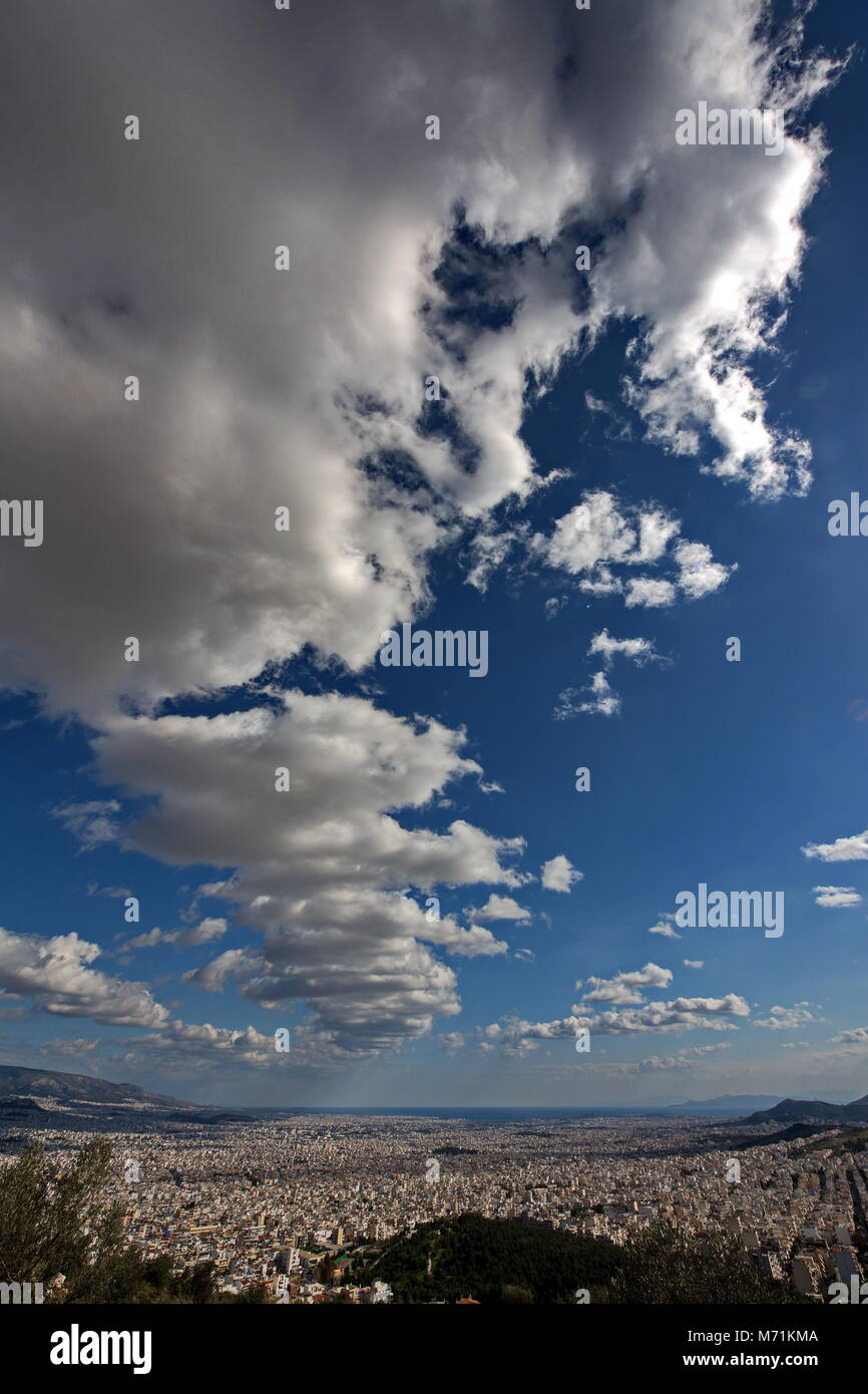 Un merveilleux ciel, sur la ville d'Athènes. Prises de Poikilon mt - ouest de la ville. Banque D'Images