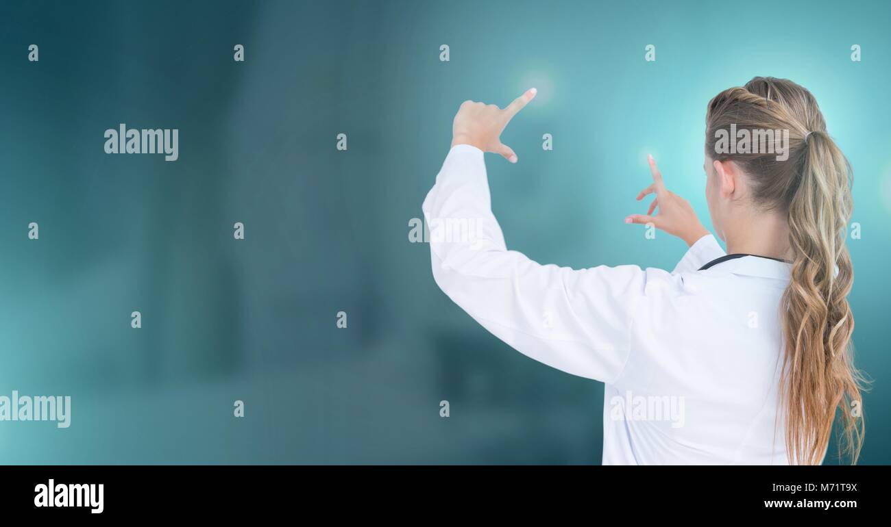 Femme médecin interagissant avec l'air touch Banque D'Images