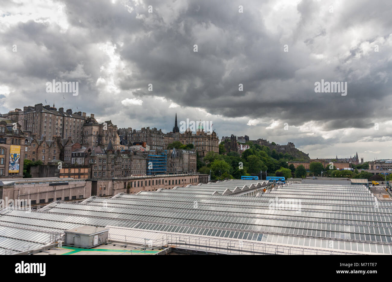 Vue sur le centre-ville historique et le toit en verre de la gare de Waverley sous un ciel nuageux. Edingurgh, Ecosse, Royaume-Uni. Banque D'Images