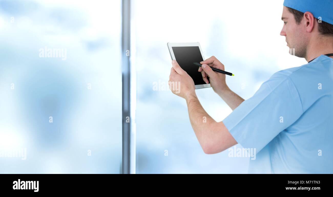 Male doctor holding tablet Banque D'Images