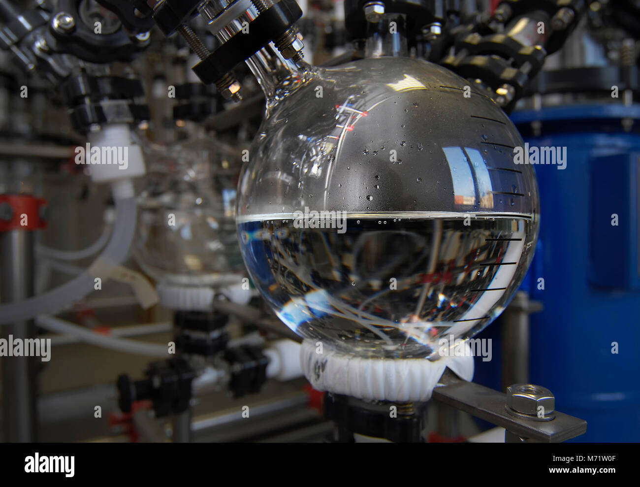 Fabrication de médicaments lors d'une usine de médicaments. transparent liquide clair dans une fiole Banque D'Images