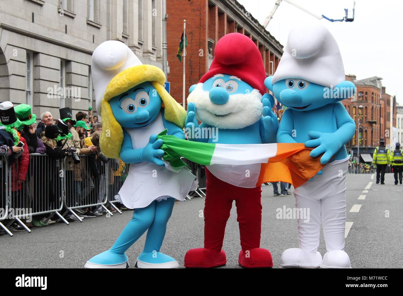 Schtroumpfs caractère costume posent avec drapeau irlandais sur le jour de la Saint Patrick à Dublin. Banque D'Images