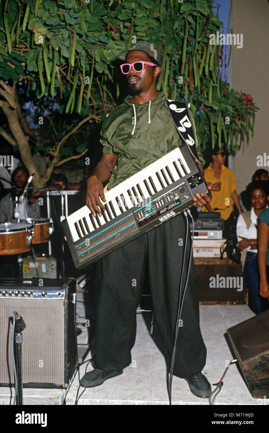 Membre de l'incendie du sang Posse avec son synthétiseur clavier mobile  jouant reggae à Kingston Kigh concert scolaire, Kingston, Jamaïque Photo  Stock - Alamy