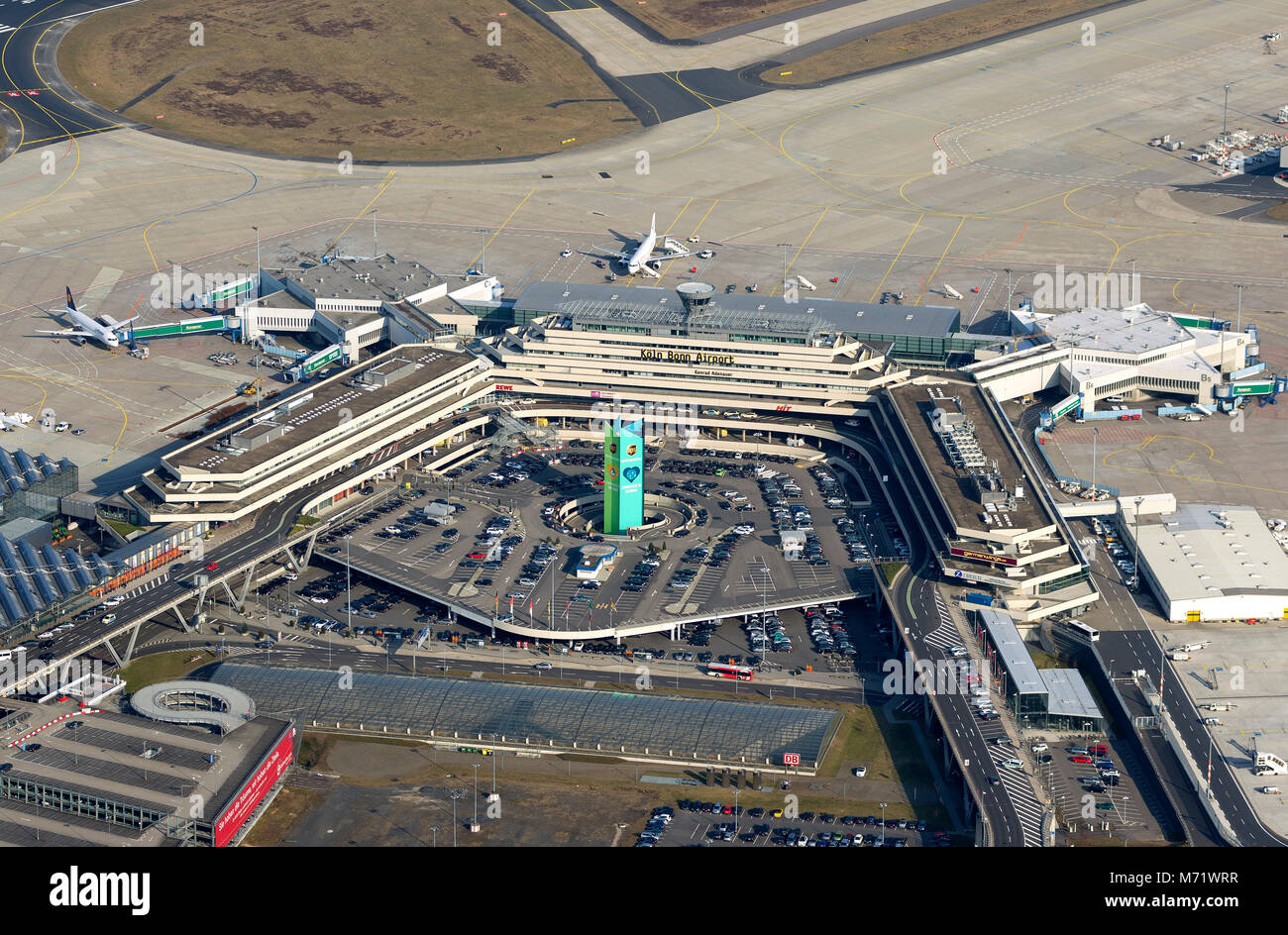 Vue aérienne, l'aéroport de Cologne / Bonn - Konrad Adenauer, l'aéroport de Cologne-Bonn, d'aéronefs à l'arrivée les doigts, tablier, tablier de l'aéroport, Terminal 2 de Konrad- Banque D'Images