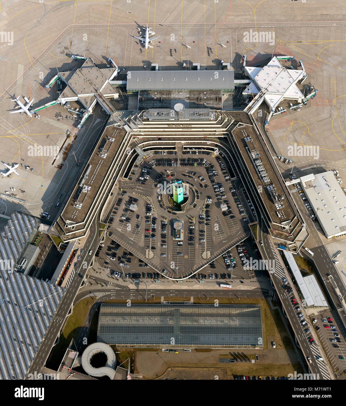 Vue aérienne, l'aéroport de Cologne / Bonn - Konrad Adenauer, l'aéroport de Cologne-Bonn, d'aéronefs à l'arrivée les doigts, tablier, tablier de l'aéroport, Terminal 2 de Konrad- Banque D'Images