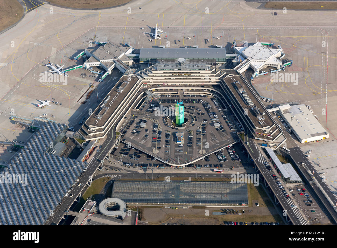 Vue aérienne, l'aéroport de Cologne / Bonn - Konrad Adenauer, l'aéroport de Cologne-Bonn, d'aéronefs à l'arrivée les doigts, tablier, tablier de l'aéroport, Terminal 2 de Konrad- Banque D'Images