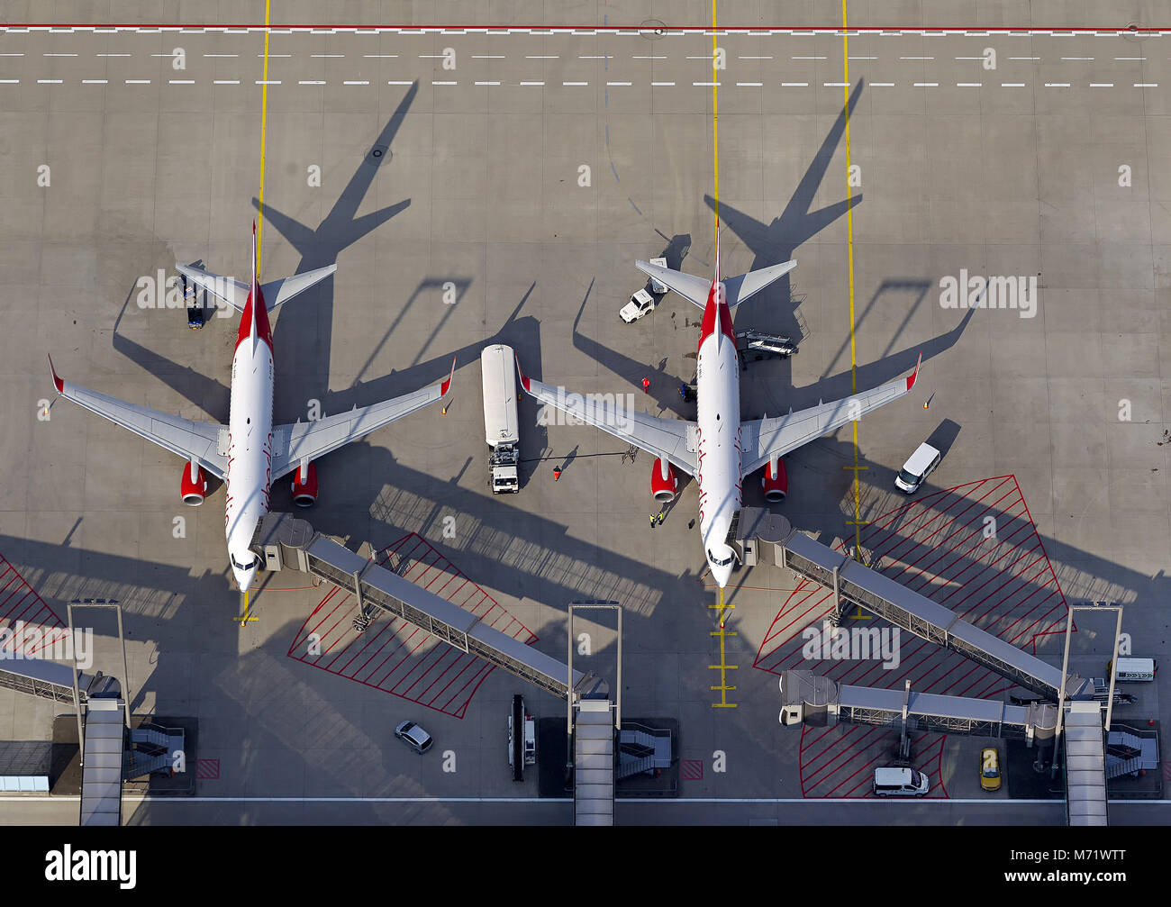 Vue aérienne, deux jets de airberlin à l'arrivée au terminal 2, Cologne / Bonn Airport - Konrad Adenauer, l'aéroport de Cologne-Bonn, d'aéronefs à l'arrivée en f Banque D'Images