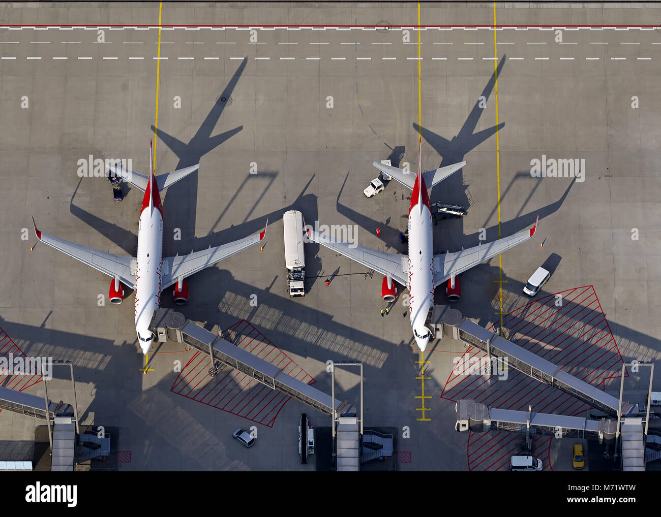 Vue aérienne, deux jets de airberlin à l'arrivée au terminal 2, Cologne / Bonn Airport - Konrad Adenauer, l'aéroport de Cologne-Bonn, d'aéronefs à l'arrivée en f Banque D'Images