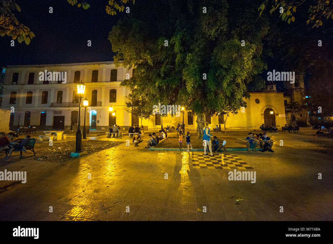 Les gens dans la nuit dans la place Plaza, La Vieille Havane, Cuba Banque D'Images