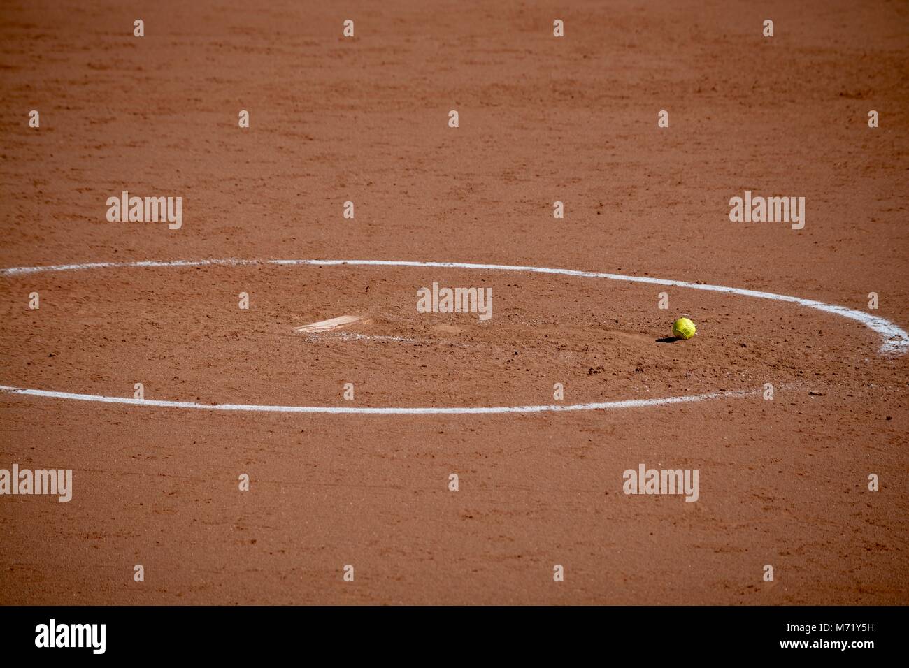 Football softball à gauche dans le cercle entre les manches. Banque D'Images