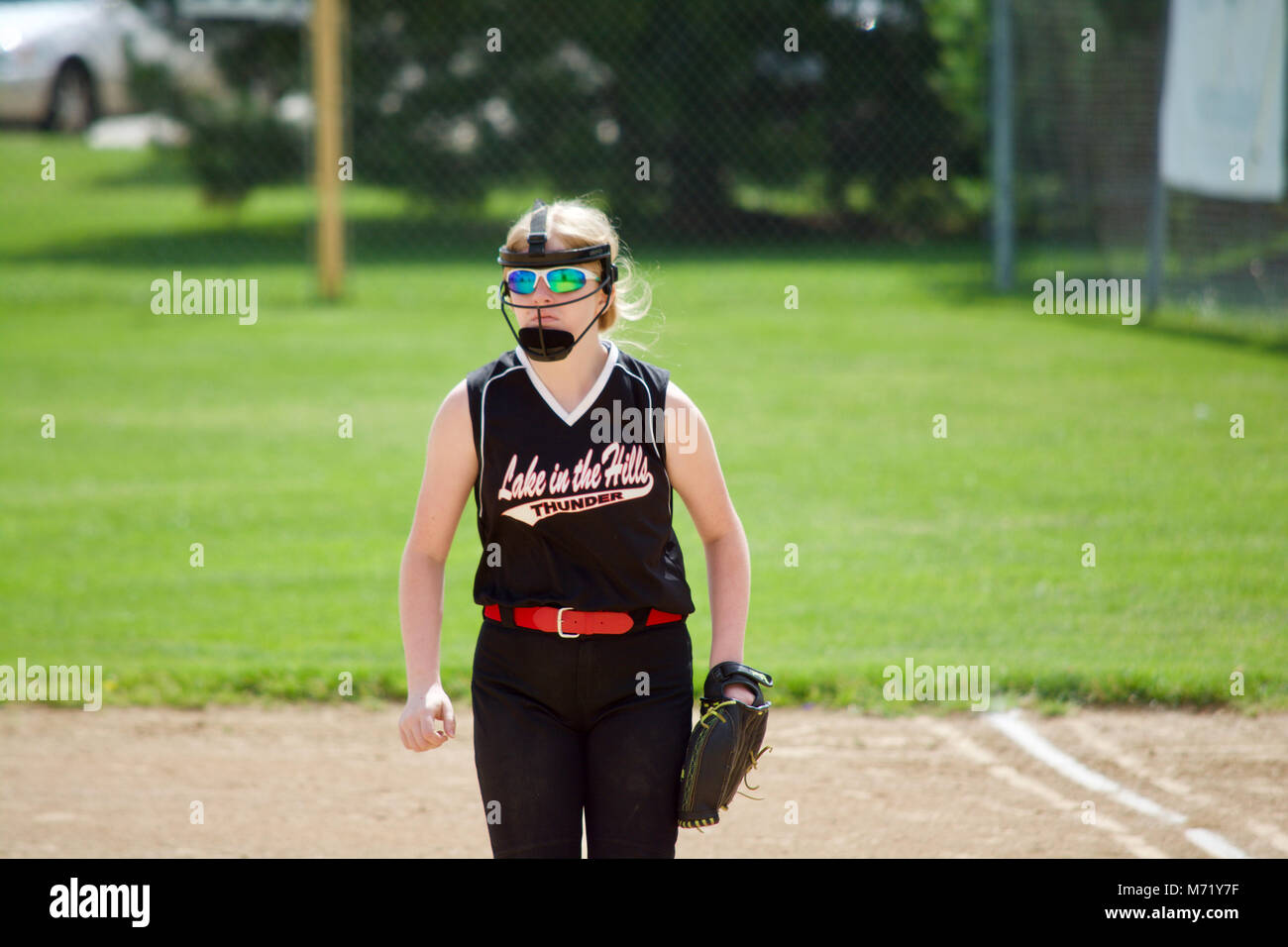 Football softball player est prêt pour le prochain jouer à se produire. Cette photo a été prise dans le nord de l'Illinois dans l'été. Banque D'Images