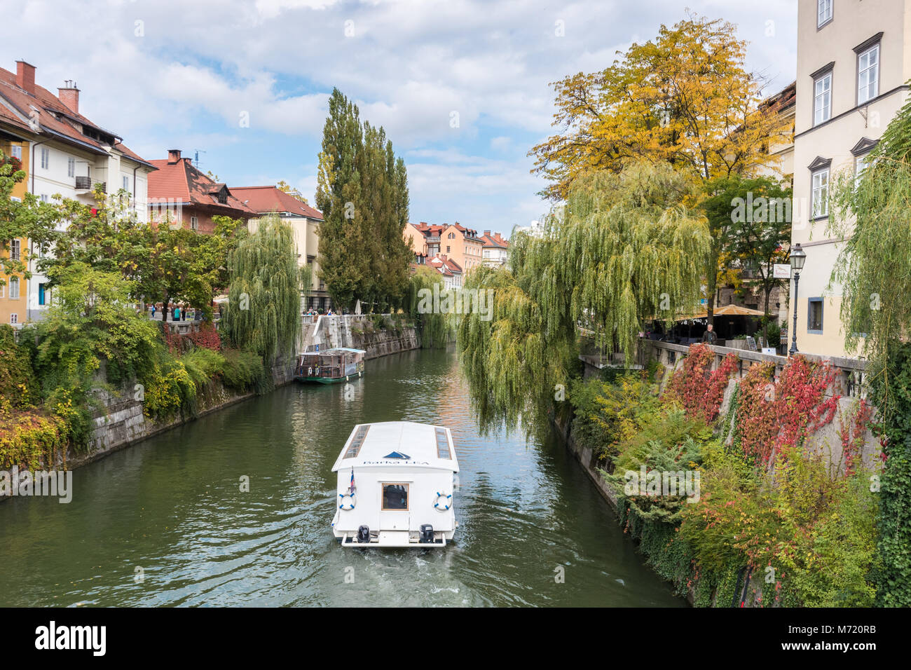 Bateau de tourisme sur la rivière Ljubljanica, Vieille Ville, Ljubljana, Slovénie Banque D'Images