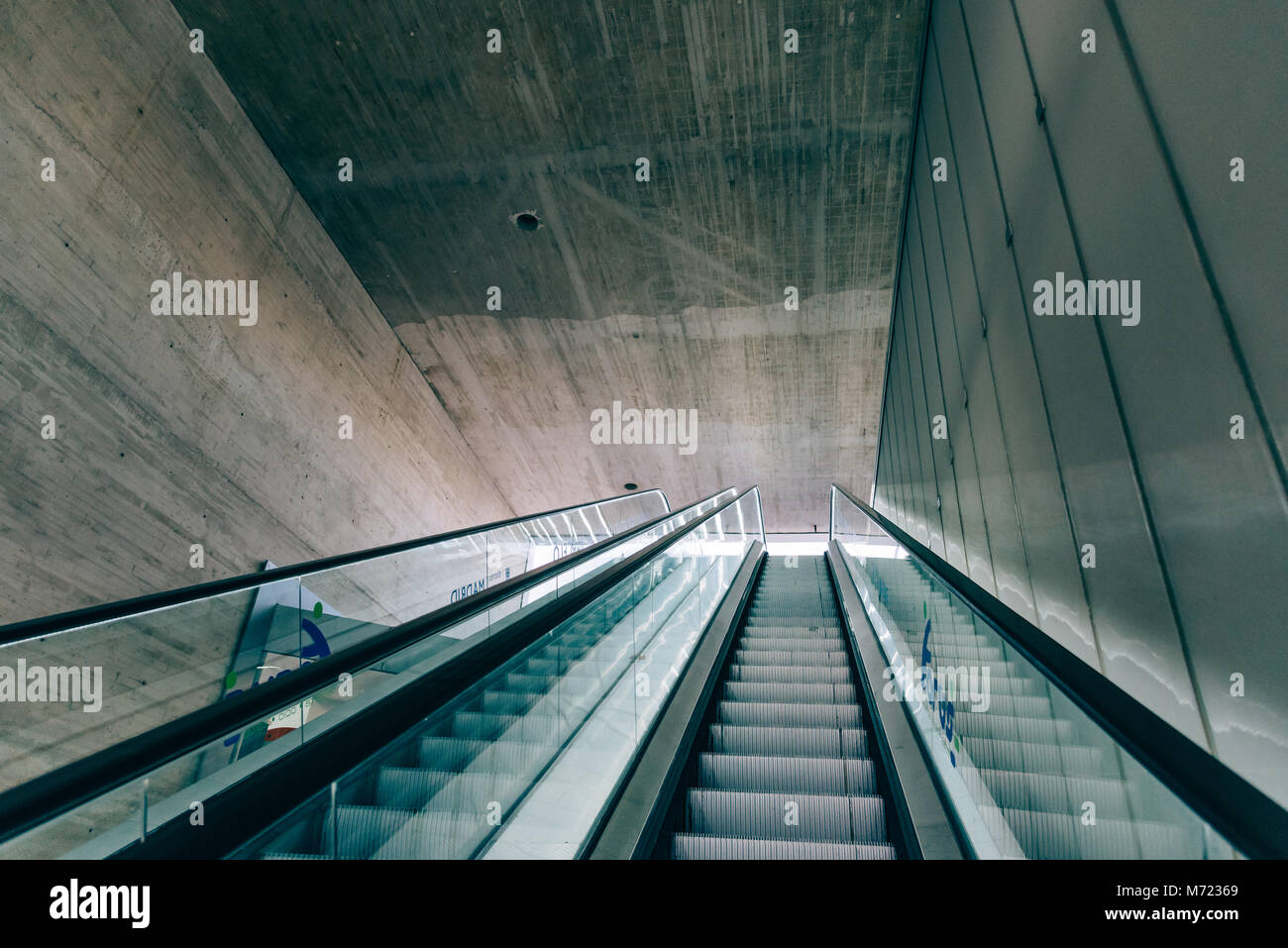 Madrid, Espagne - 3 novembre, 2017 : grand escalier de Mercado Barcelo à Madrid. Il s'agit d'un bâtiment d'architecture moderne, y compris des aliments, de la bibliothèque et du marché Banque D'Images