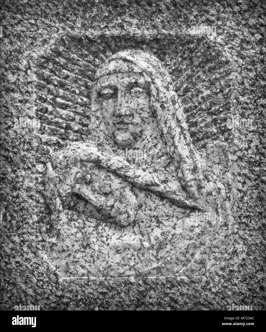 Bas-relief en pierre représentant la pitié de Michel-Ange. Visages de Sainte Marie Mère de Jésus et le Christ après la crucifixion. Banque D'Images