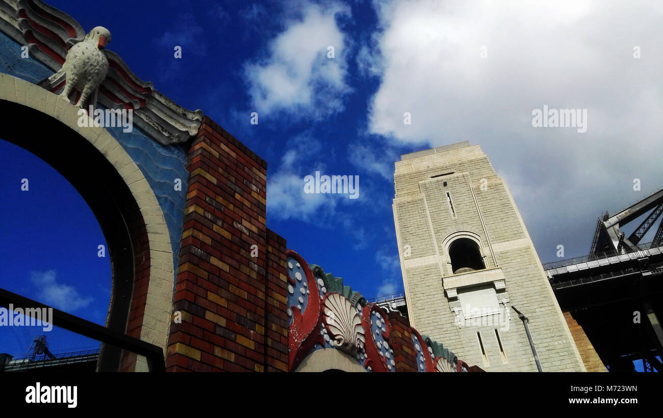 En dehors de la Piscine Olympique de North Sydney NSW Australie avec le Harbour Bridge en arrière-plan Banque D'Images