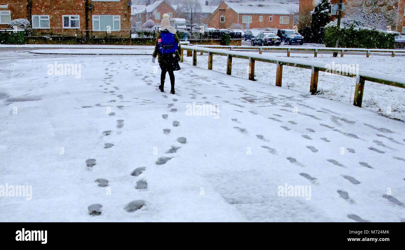 Une fille marche dans la neige à Liverpool, comme les avertissements météo de la neige et de la glace sont en vigueur depuis de nombreuses régions du pays. Banque D'Images