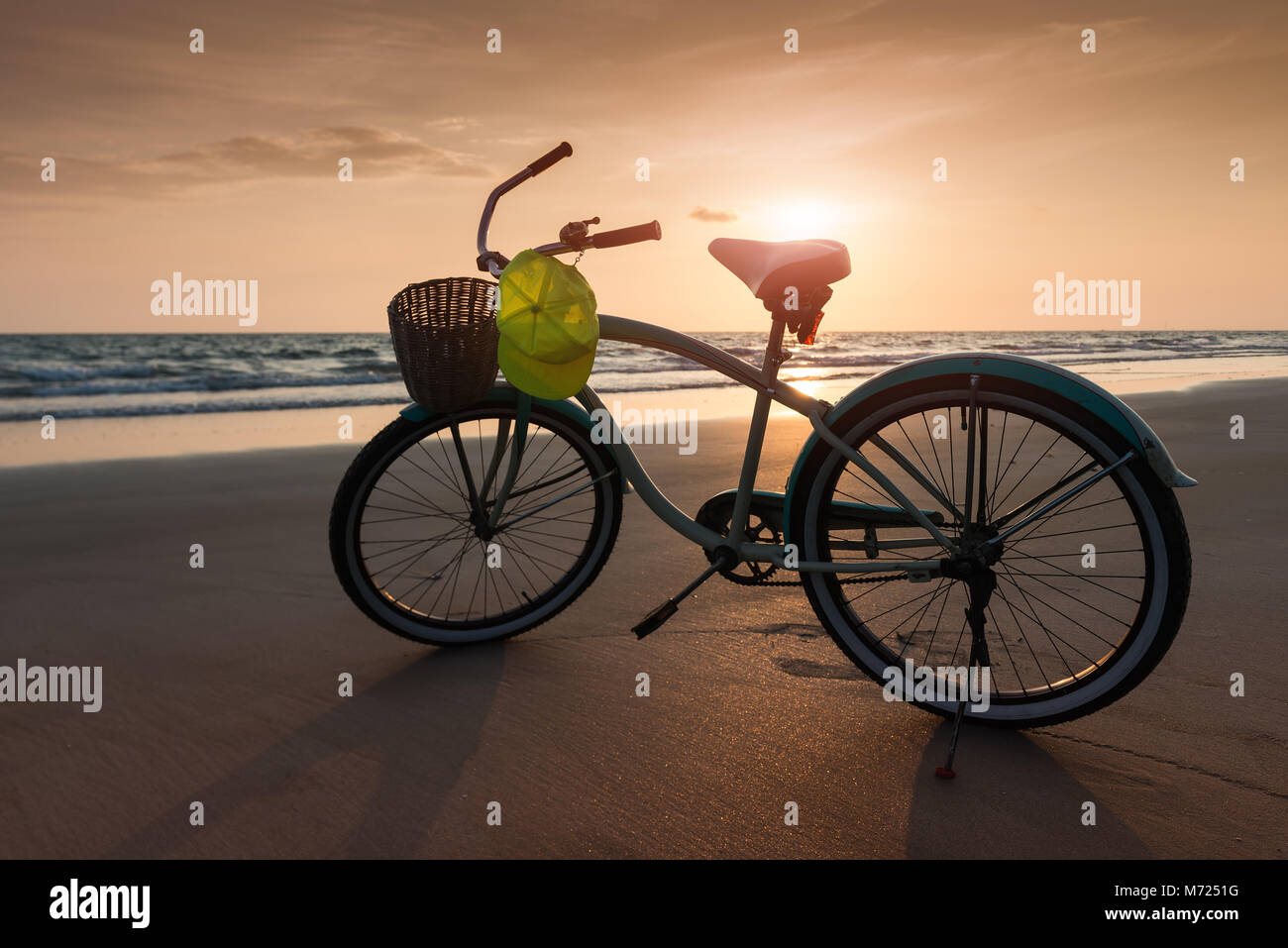 Seascape à sun set time avec le vélo sur la plage photo avec un faible éclairage sunset ourdoor. Banque D'Images