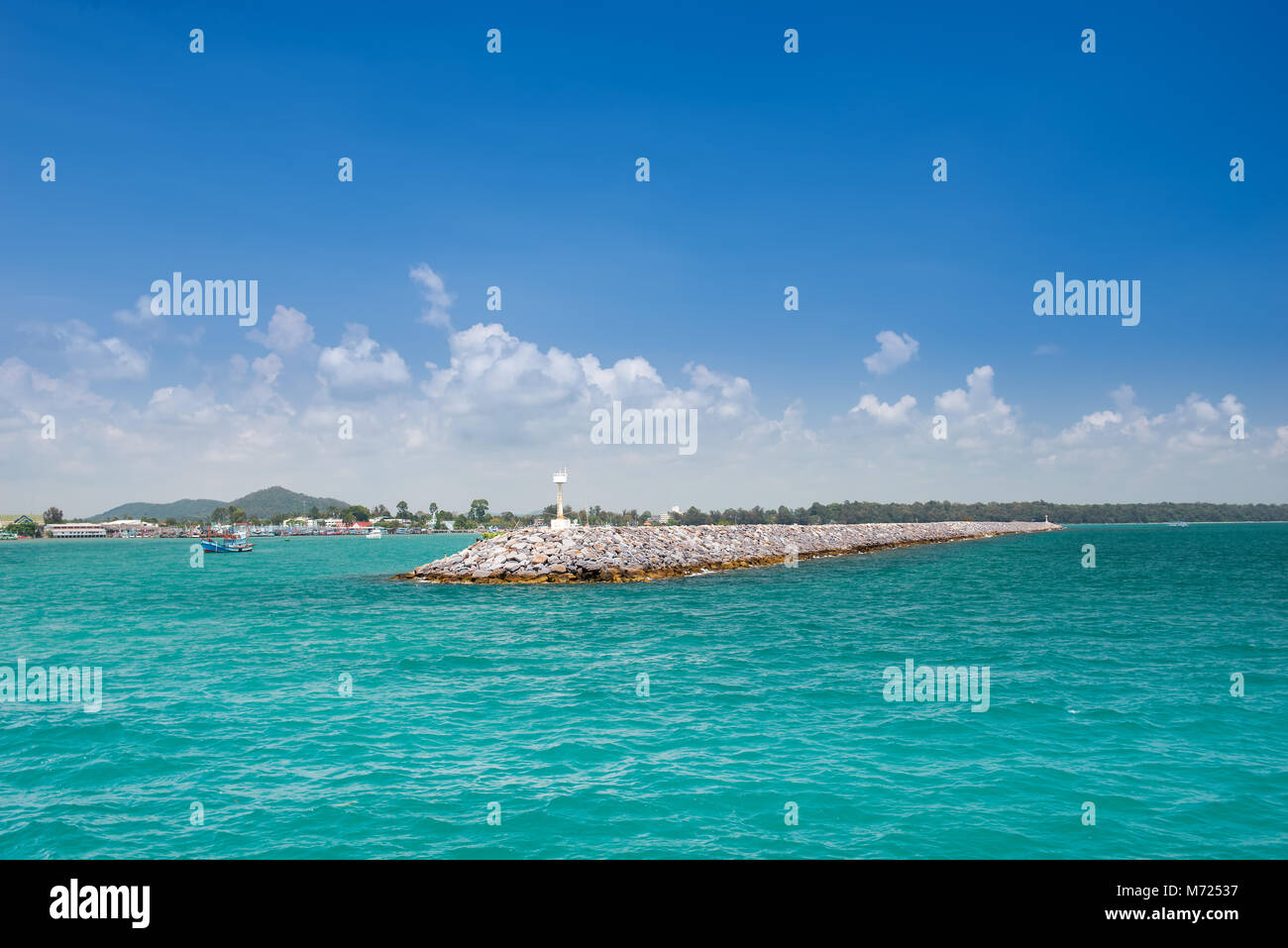 Le mur de granit à la côte à protéger la vague de strom et le tsunami de la mer ouverte. Banque D'Images