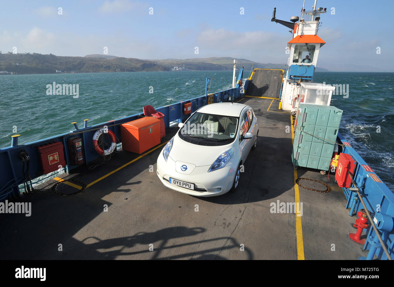 2011 Nissan Leaf voiture électrique sur un ferry entre l'Italie et Jura Banque D'Images