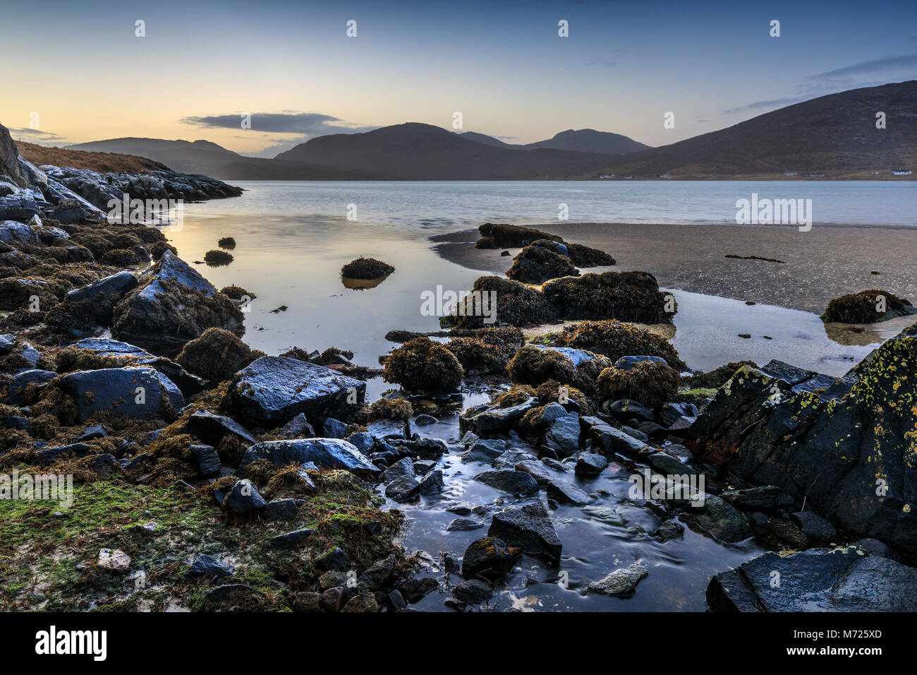 Rivière qui coule en Luskentyre plage au coucher du soleil, Isle of Harris, Western Isles, Ecosse Banque D'Images