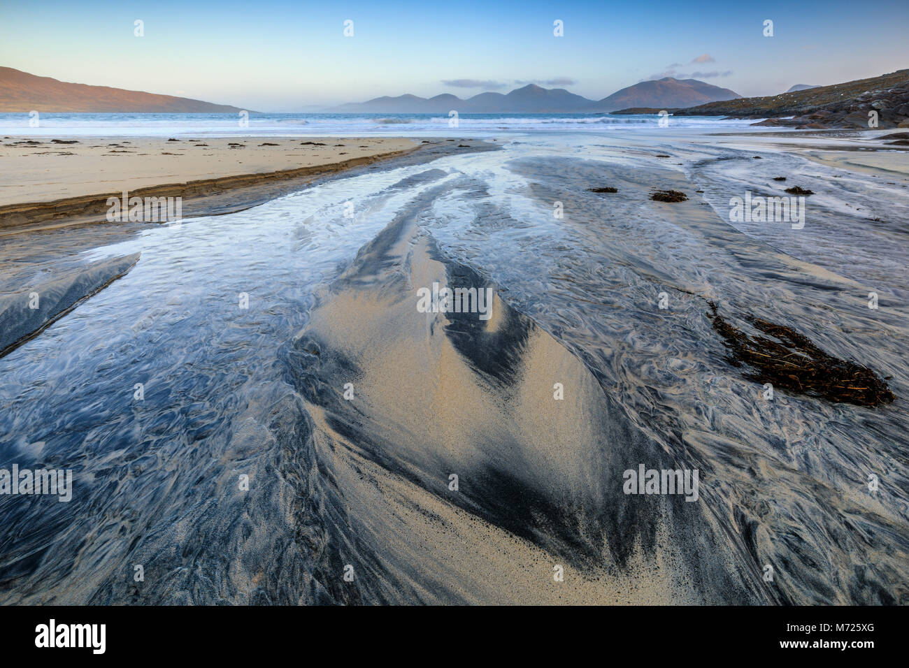 Rivière qui coule en Luskentyre Beach au lever du soleil, Isle of Harris, Western Isles, Ecosse Banque D'Images