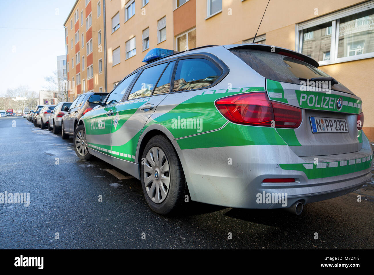 FUERTH / ALLEMAGNE - mars 4, 2018 : voiture de police bavarois allemand se dresse sur rue dans un quartier résidentiel. Banque D'Images